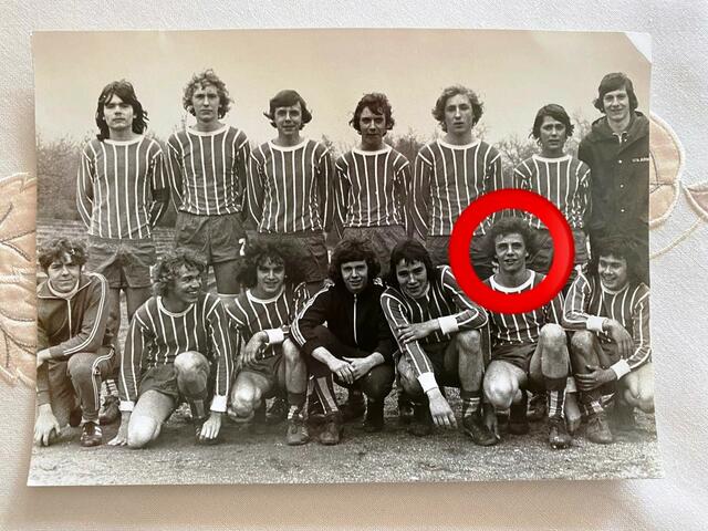 Vom diesem Bild liegen keine Namen der Spieler vor. Das Foto müsste im April 1972 geschossen worden sein und müsste die B-Jugend des Lüner SV als Stadtmeister zeigen. Aluigi ist auf beiden Bilder mit einem roten Kreis gekennzeichnet.
Wer die Spieler kennt, kann sich gerne über einen Facebook-Kommentar melden. Dies gilt auch für das erste Bild, wenn dort die Namen nicht korrekt sein sollten.