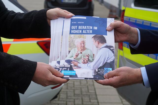 Übergabe der Informationsbroschüre "Gut beraten im hohen Alter" im Polizeipräsidium Gelsenkirchen.