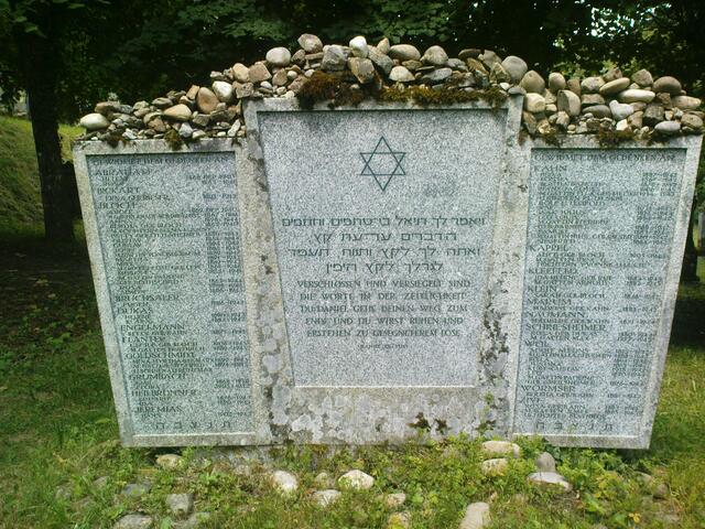 VERSCHLOSSEN UND VERSIEGELT SIND DIE WORTE IN DER ZEITLICHKEIT
DU DANIEL GEHE DEINEN WEG ZUM ENDE UND DU WIRST RUHEN UND ERSTEHEN ZU GESEGNETEREM LOSE
DANIEL XII 9u13
GEWIDMET DEM GEDENKEN AN:

(nun folgen ca. 70 Namen)