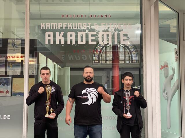 Fabian Kromat (l.), Großmeister Ugur Sener (M.) und Emre Okur (r.)