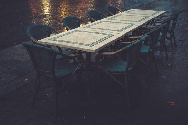 Platz nehmen zwecklos, kein Abstand und keine Bedienung in Sicht.