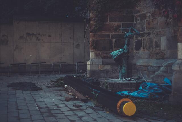 Mutter Hiroshima schlägt auch schon die Hände über dem Kopf zusammen, überall "Baustellen"