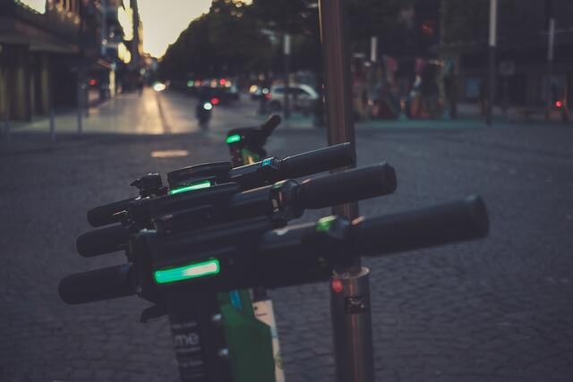 Scooter oder Fahrrad... besser als Auto auf jeden Fall.