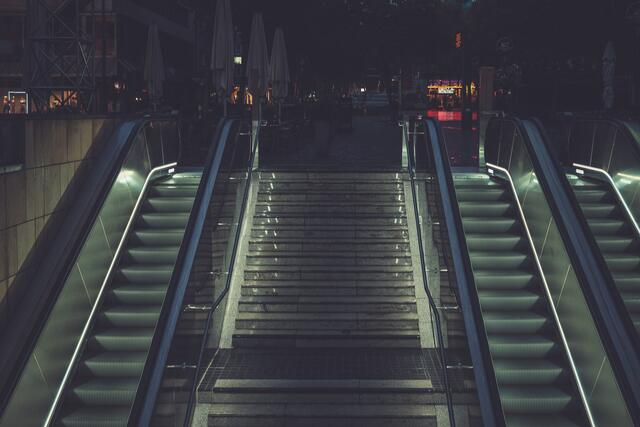 bis es aufwärts geht, Däumchen drehen oder andere klassisch bunte Dinge ;-)