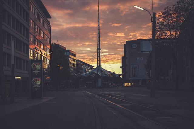 Sonnenaufgang in einer fast leeren Stadt.