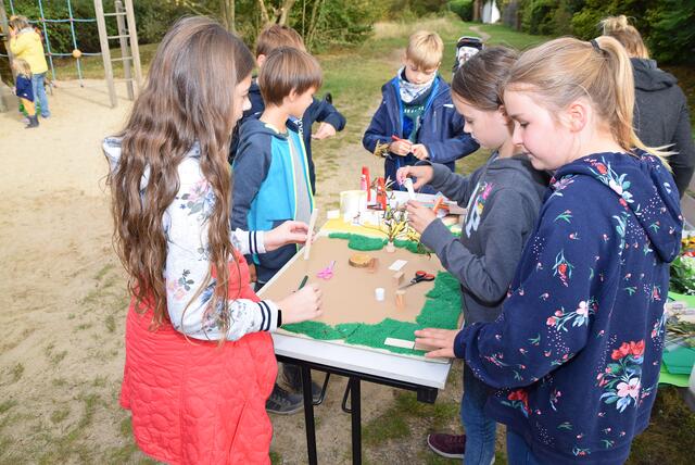 Kinder bauen ein Modell, wie der Spielplatz zukünftig aussehen könnte.