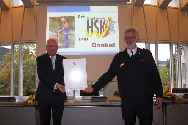 Landrat Dr. Karl Schneider (l.) übergab die Urkunde des Heimatpreises 2020 an Kreisjugendfeuerwehrwart Felix Strotmeyer.