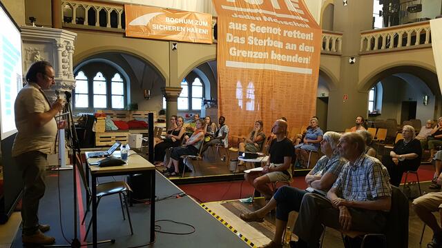 Viele Besucher nutzten die Veranstaltungsreihe "Retten statt Reden", um sich über die Situation der Geflüchteten im Mittelmeer zu informieren. | Foto: Eyding