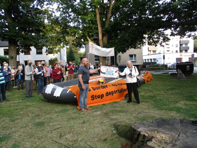 Am letzten Tag der Veranstaltungsreihe "Retten statt Reden" wurde der  Spendenscheck an Martin Kolek von Sea-Watch überreicht. | Foto: Memmer