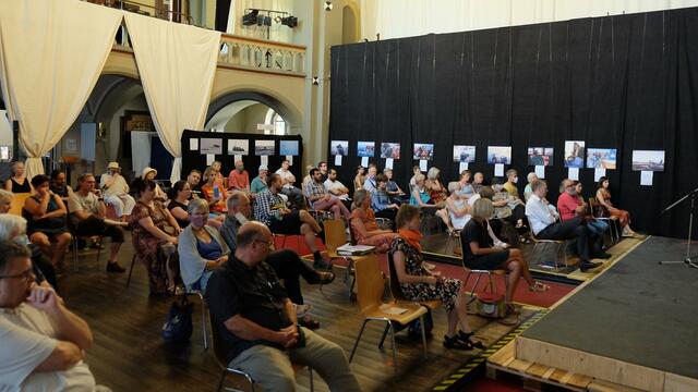 Viele Besucher nutzten die Gelegenheit, sich über die Arbeit von Sea-Watch zu informieren. | Foto: Eyding