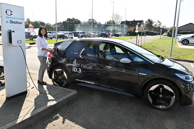 Sai-Feng Storm ist vom neuen ID.3 begeistert – ebenso wie die vielen Interessierten, die eine Probefahrt vereinbart haben.  | Foto: Bludau