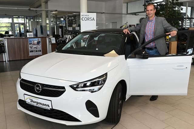 Das Autohaus Borgmann bietet für Opel Corsa Elektro Kunden eine außergewöhnliche Aktion: Die Vorfinanzierung des Bafa-Zuschusses.  | Foto: Bludau