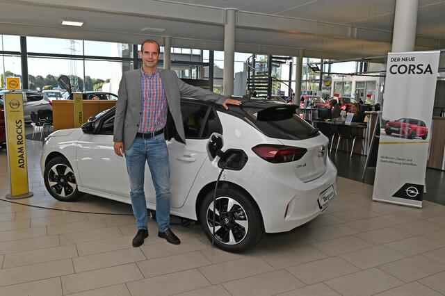 Jörg Borgmann steht mit seinem Team allen Kunden zu Seite, die sich für ein Elektromodell interessieren. | Foto: Bludau