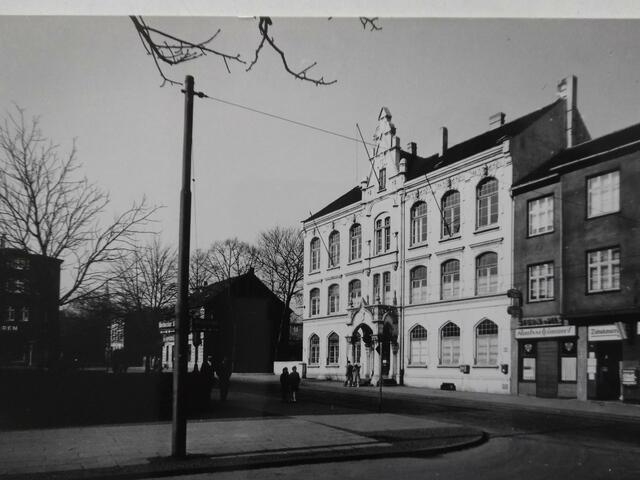 Von 1920 bis 1939 und von 1956 bis 1966 war die Stadtteilbibliothek im Rathaus Borbeck untergebracht.