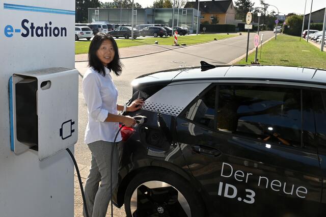 Sai-Feng Storm ist vom neuen ID.3 begeistert – ebenso wie die vielen Interessierten, die eine Probefahrt vereinbart haben.  | Foto: Bludau