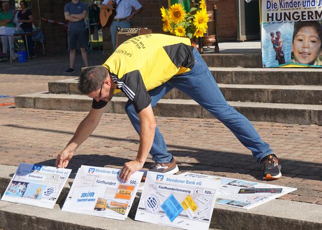 Die Schecks der Unterstützer!