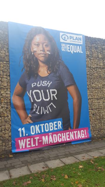 Am Mariengymnasium wies ein übergroßes Plakat hin auf den Welt-Mädchentag.
Foto: Henschke