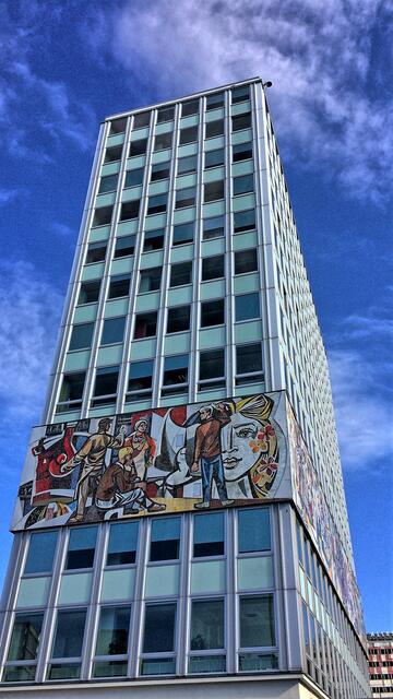 Haus des Lehrers mit umlaufendem Mosaikfries ("Bauchbinde")