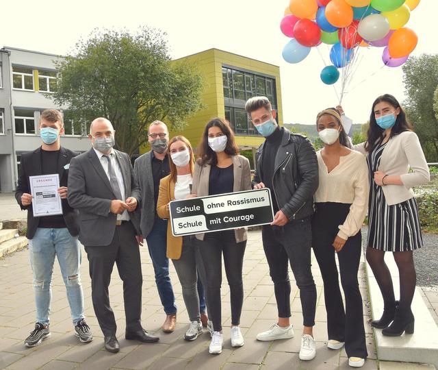 Sind stolz Mitglied eines deutschlandweiten Projekt zu sein: Jannik Kneisel (Schulsprecher), Bürgermeister Ralf Paul Bittner, Schulleiter Olaf Schwingenheuer, Annika Gierse, Motahera Yousefzada, Nikolai Rafalski, Shaggy Kamp und Schülersprecherin Nisha Saeger (v.l.).