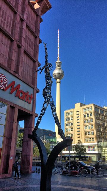 Am Einkaufszentrum "Alexa"