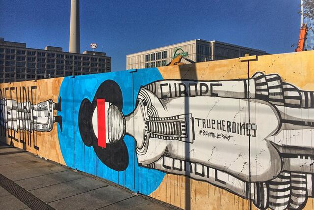 Street Art am Alex: Der Bauzaun des Unternehmens Covivio wurde von Künstlern gestaltet.
