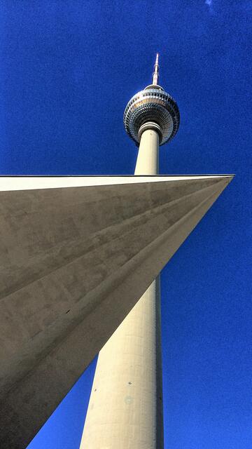 Fernsehturm (1969), mit 368 Metern Höhe das höchste Gebäude Deutschlands.