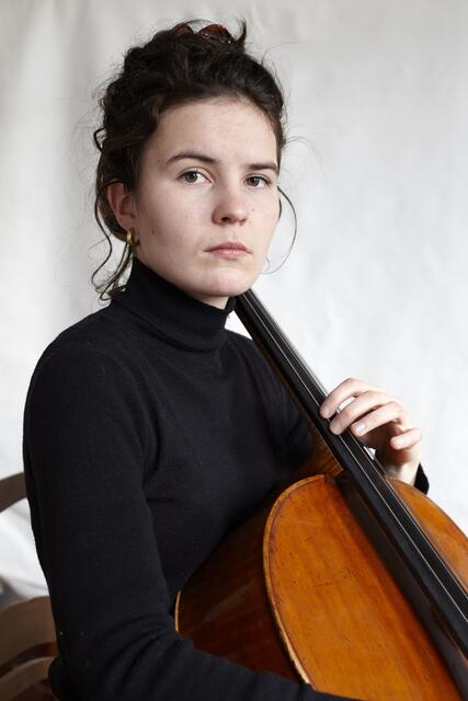 Emily Wittbrod ist eine junge und talentierte Cellistin.