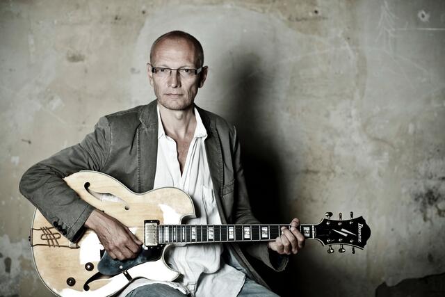 Frank Sichmann entlockt seine Gitarre jazzige Sasitensprünge.
Foto: www.franksichmann.de