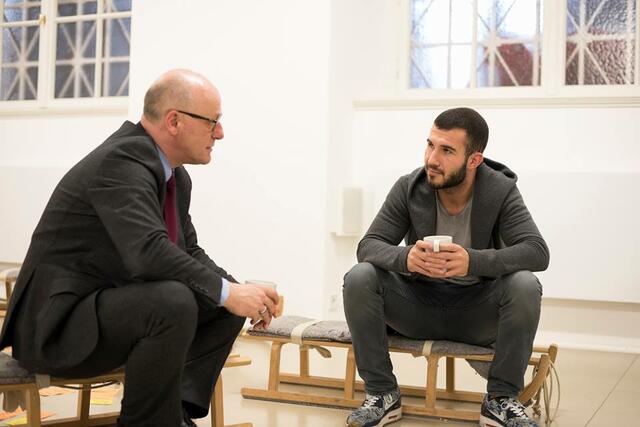 Wichtige Aufgabe der Ehrenamtlichen sind regelmäßige Gespräche. Foto: Joblinge