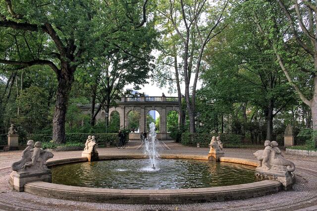 Der Delphinbrunnen von Georg Wrba befindet sich im Park hinter dem Märchenbrunnen.