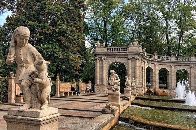 Vorn: Der gestiefelte Kater