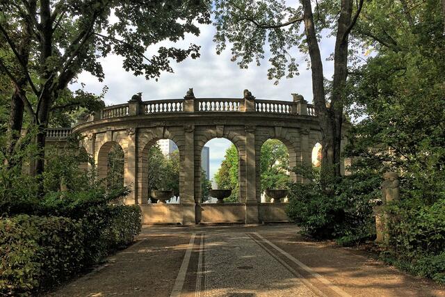 Die Arkade parkseitig gesehen