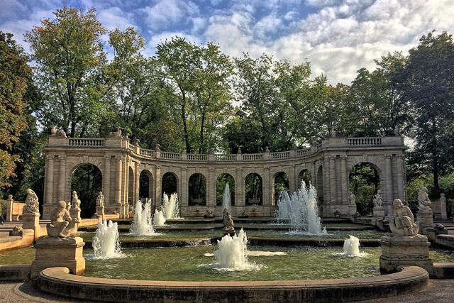 Die Gesamtanlage, vorn links und rechts: Die Figuren von Hänsel und Gretel