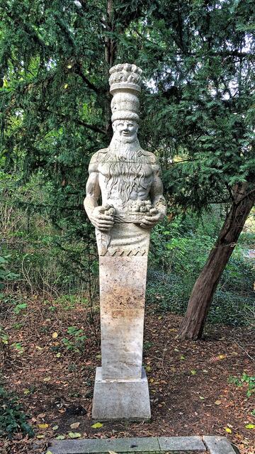 Georg Wrba: Rübezahl (erneuert). Die Herme ist eine von vier monumentalen Figuren in der Parkanlage, die zum Brunnen gehört. 