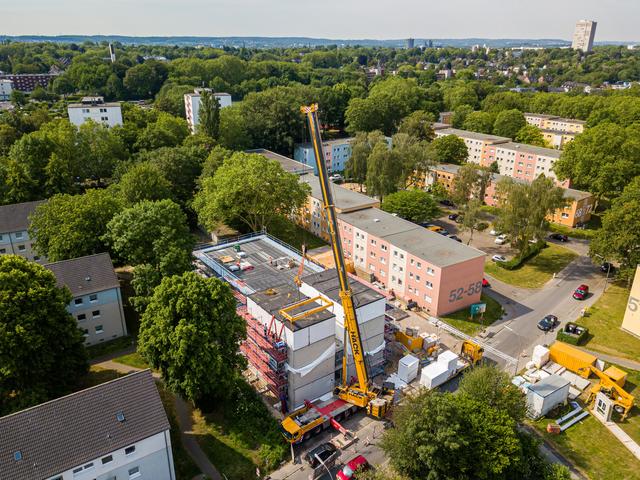 Der Vonovia-Neubau des Mehrfamilienhauses Am Rabensmorgen aus der Vogelperspektive betrachtet.