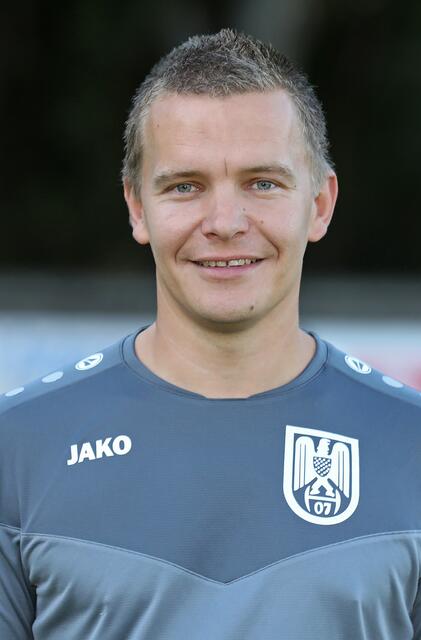 Der Trainer der 1.Mannschaft, Michael Pomp, begrüßt die neue Kopperation der Jugendabteilung mit dem Sophie-Scholl-Berufskolleg. Mann könne junge Menschen nicht früh genug für eine Trainertätigkeit negeistern.
Foto: Hamborn 07