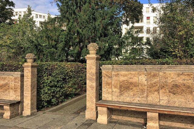 Zu Hoffmanns Gesamtkonzept gehörten Steinbänke und Buchenhecken, die die Brunnenanlage rahmen.