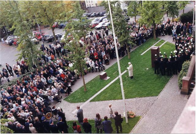 Einweihung des Moerser Widerstandsmahnmals am 21. Oktober 2000.