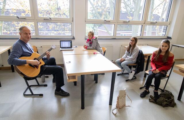 Beim Songwriting-Workshop gingen die drei Mädchen mit einer bleibenden Erinnerung nach Hause: Der Song wurde in einem mobilen Studio professionell aufgenommen.