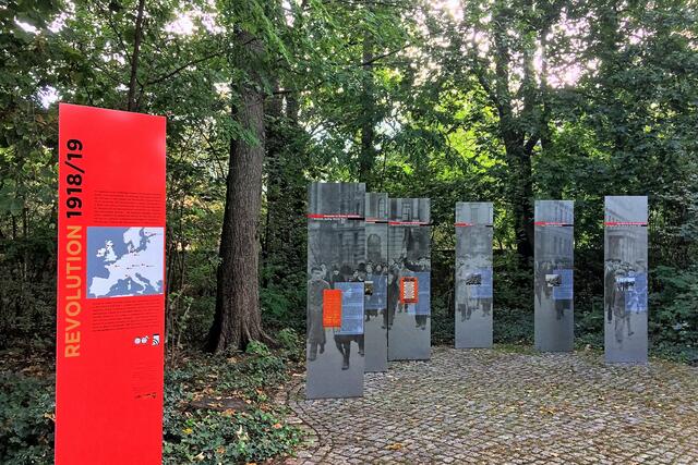 Stelen und ein Dokumentationszentrum in einem Container erinnern an die Opfer der November-Revolution.