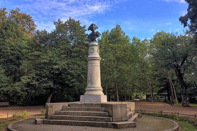Seit 2000 steht das Denkmal Friedrichs II im Zentrum des ursprünglichen Parks. Die Büste war nach dem Zweiten Weltkrieg verschollen.