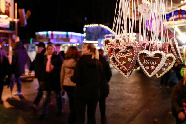 Zu einem Besuch auf dem Rummel gehören Bratwurst, Champignons und jede Menge Süßes...