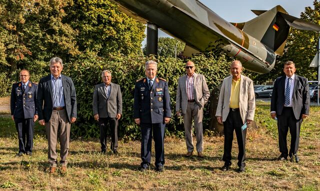 Trotz allen Neuerungen hat ein gemeinsames Gruppenbild Tradition, die ehemaligen Inspekteure der Luftwaffe zusammen mit der Führung des Zentrum Luftoperationen (v.l.) Generalmajor Huhn, General a.D. Gerhard Back (2001 – 2004), Generalleutnant a.D. Aarne Kreuzinger-Janik (2009 – 2012), Generalleutnant Übersetzer, Generalleutnant a.D. Klaus-Peter Stieglitz (2004 – 2009), Generalleutnant a.D. Rolf Portz (1997 – 2001), Generalleutnant a.D. Karl Müllner (2012 – 2018).