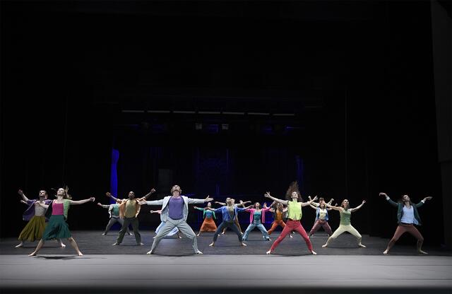Das Ensemble des Aalto Balletts in "Aporie" von Iris Bouche, das erste Stück des neuen Ballettabends "Keep Moving!".
