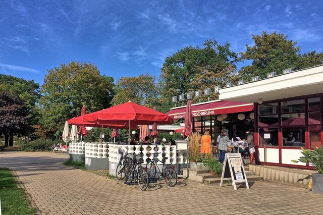 Das Restaurant "Schoenbrunn" mit Blick auf den großen Teich trägt seinen Namen zu Recht.