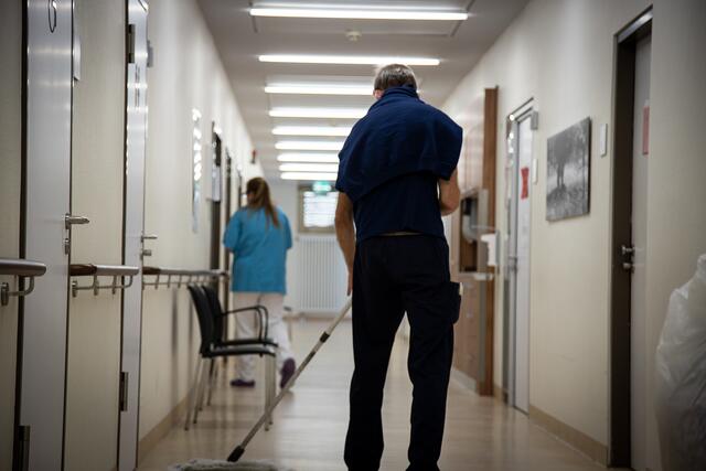Reinigungskraft im Krankenhaus: Wer in Pandemie-Zeiten für Sauberkeit und Hygiene sorgt, macht einen unverzichtbaren Job, sagt die IG BAU und fordert mehr Geld für die Beschäftigten.