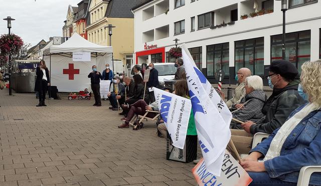 Insbesondere für die ältere Generation sind die Veränderungen nach Schließung der beiden Krankenhäuser eine klare Verschlechterung: Bedeuten sie doch längere Anfahrtswege und noch längere Wartezeiten bei Einweisungen für eine stationäre Behandlung.