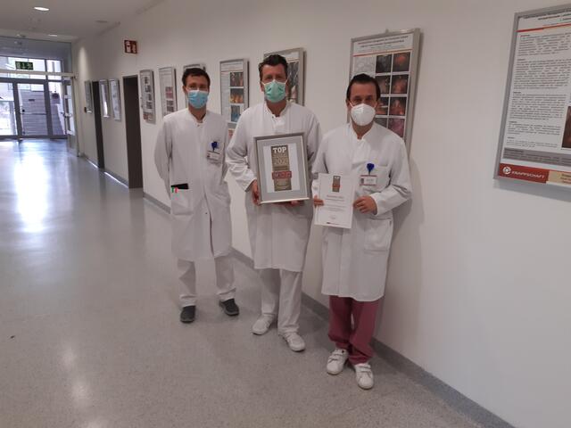 Das Team der Hernienchriurgie (v.l. Koordinator des Hernienzentrums Lukas Kamrath, Chefarzt Dr. Jörg Celesnik und Ltd. Oberarzt Dr. Bernhard Limper).