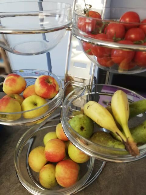 Unverpacktes Obst statt Schokoriegel im Plastikmüll - so sieht ein gesunder Snack aus.