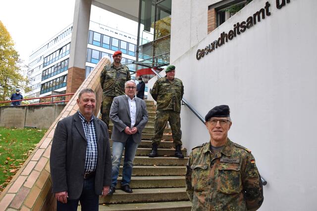 (von vorn nach hinten): General Torsten Gersdorf, Kommandeur des Landeskommandos Nordrhein-Westfalen, Josef Merfels (Fachbereichsleiter Gesundheit und Verbraucherschutz), Gesundheitsdezernent Uwe Hasche, Oberstleutnant Andreas Schmidt (Leiter Kreisverbindungskommando Unna) und Zugführer Bernhard Blumer.